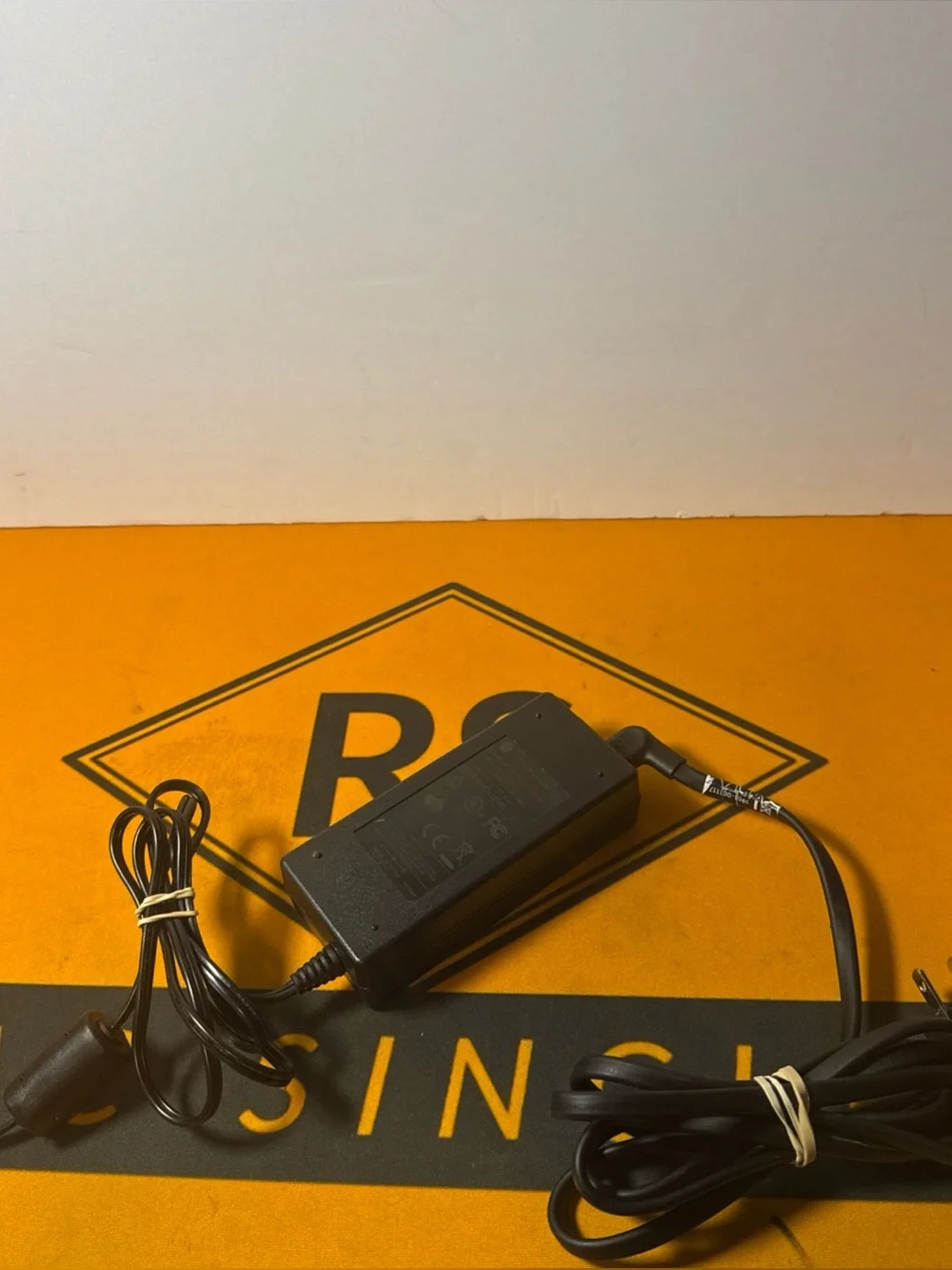 Switching Adapter Mp65-240250-e2 5.3 1.7mm 24.0v 2.5A Power Supply
